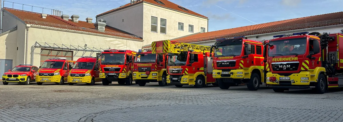 Fahrzeuge der Freiwilligen Feuerwehr Karlsfeld vor dem Gerätehaus
